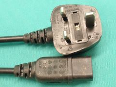 13 A PLUG / 5A TO IEC SOCKET (2m)