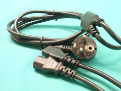 152917 Schuko Plug To 2 x IEC Socket (2m)